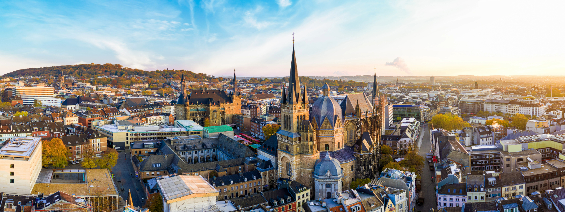 Panoramablick auf den Aachener Dom und das historische Stadtzentrum von Aachen bei Sonnenuntergang