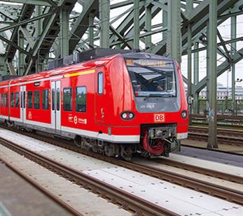 Bahn auf Brücke