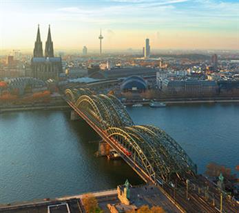 Blick vom linksrheinischen auf Kölner Skyline