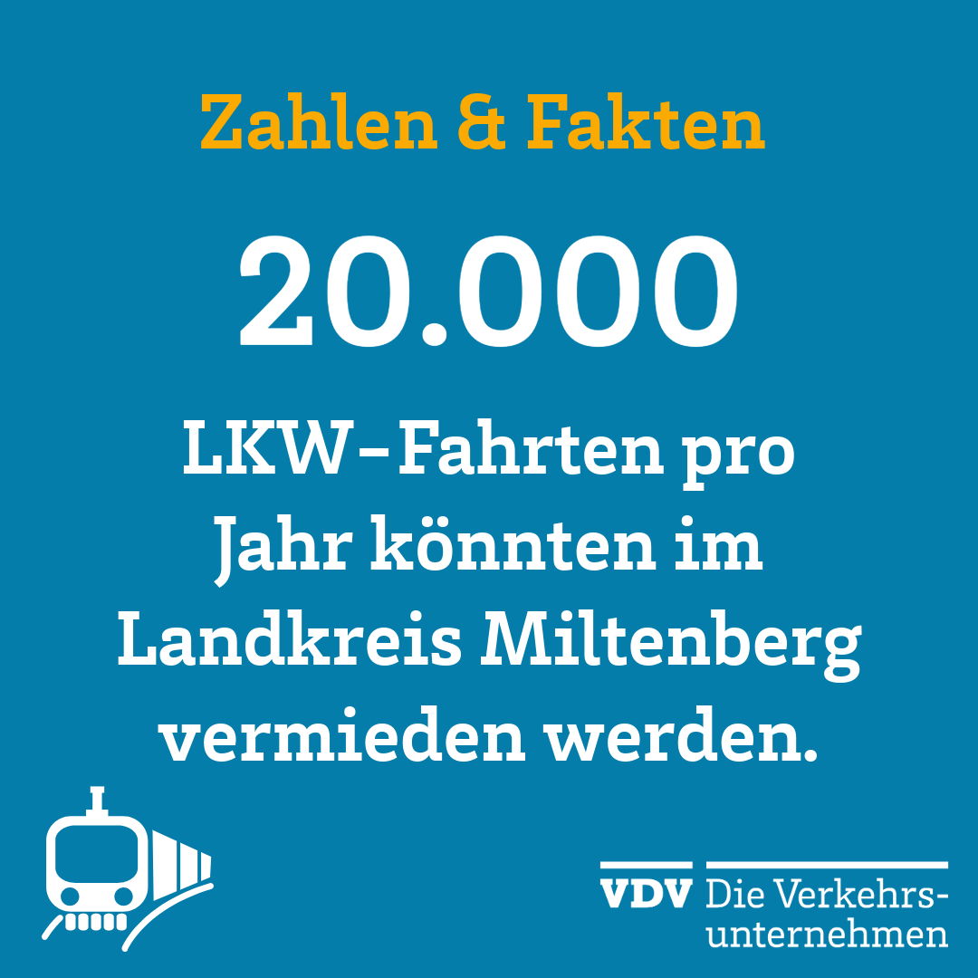 Bayerns Verkehrs- minister Christian Bernreiter (l.) und Denis Kollai, Lei- ter Infrastrukur der Westfrankenbahn (r.), unterzeichneten im Beisein von Landrat Jens Marco Scherf den Planungsvertrag für den Ausbau und die Elektrifizierung der Bahnstrecke Aschaf- fenburg – Miltenberg.