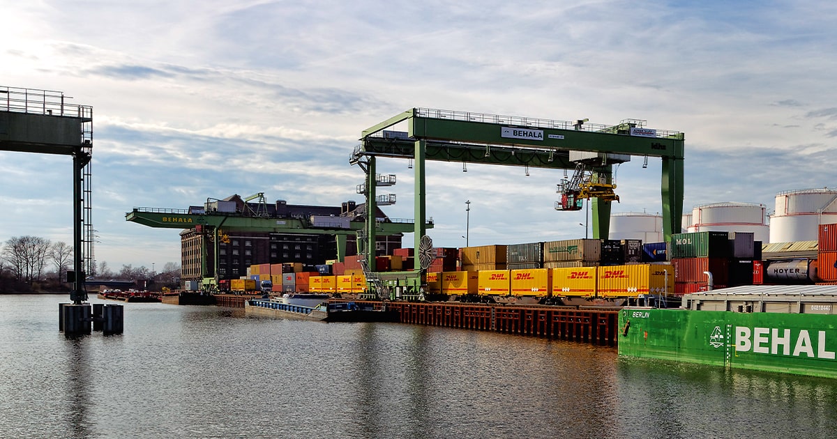 Güterbahnhof mit vielen Containern am Fluss