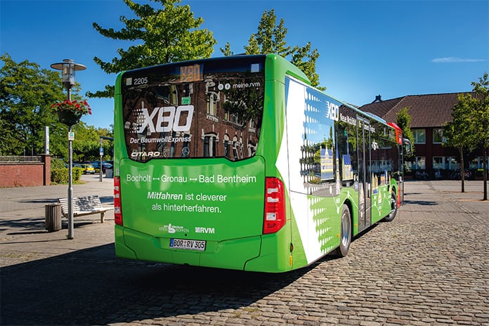 stehender, grüner Bus