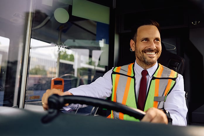 Lächelnder Busfahrer am Steuer