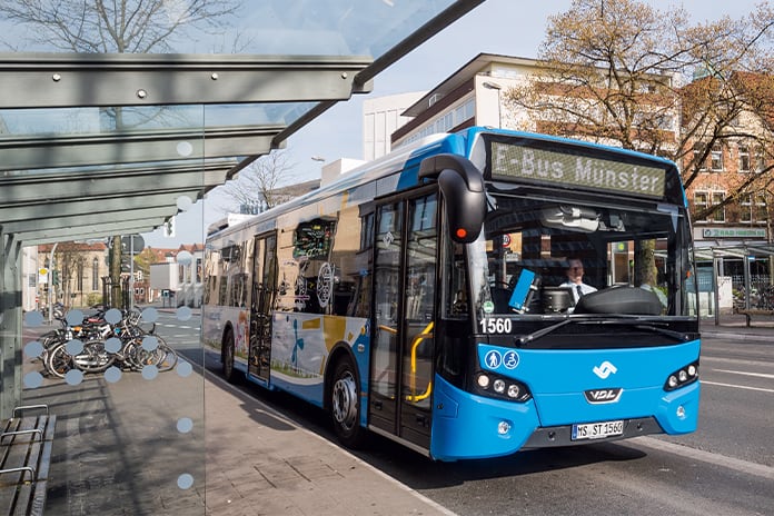 blauer Bus im Busbahnhof