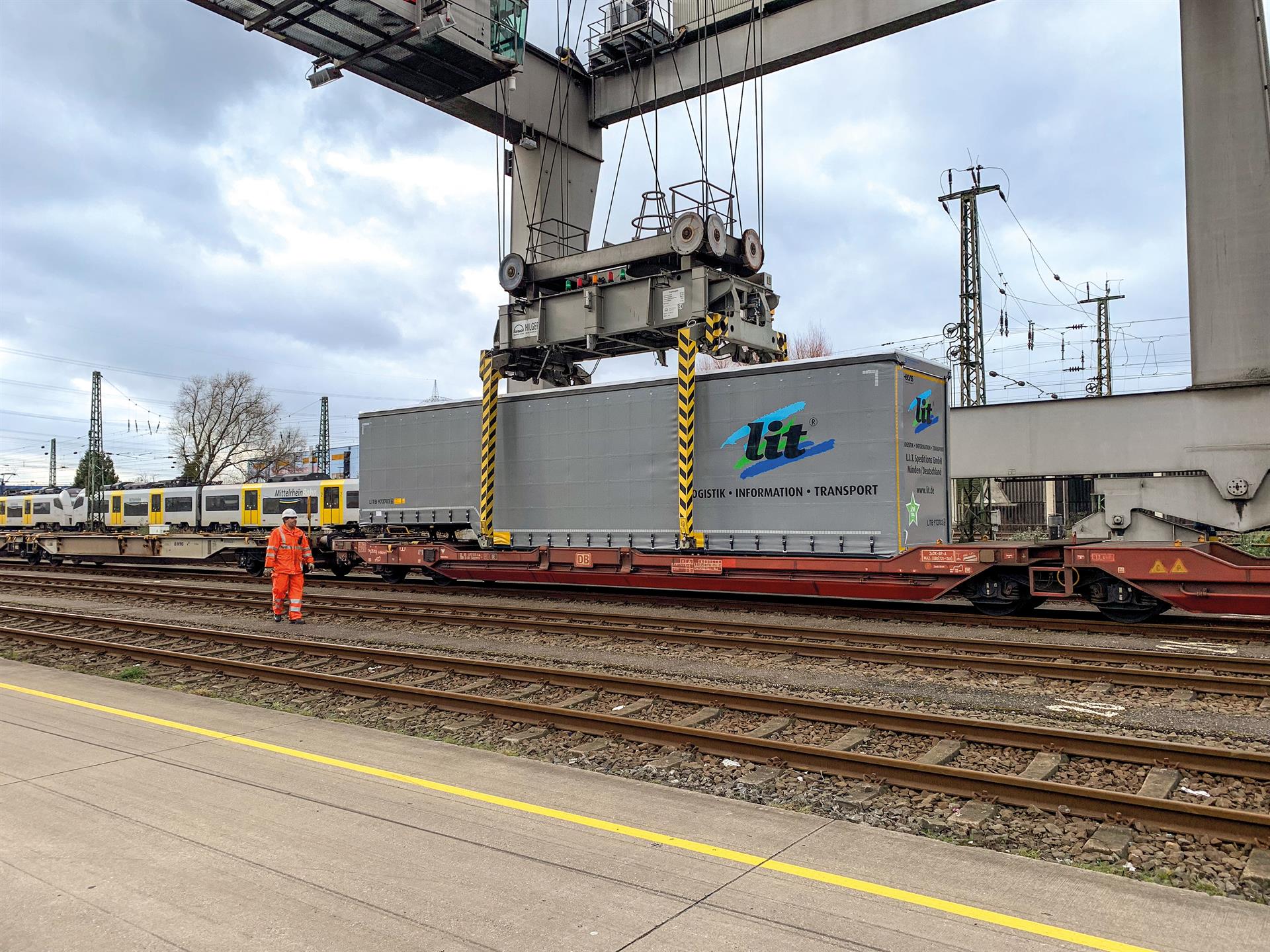 Ein Kran verladen einen LIT Cargo-Container auf einen Güterzug.