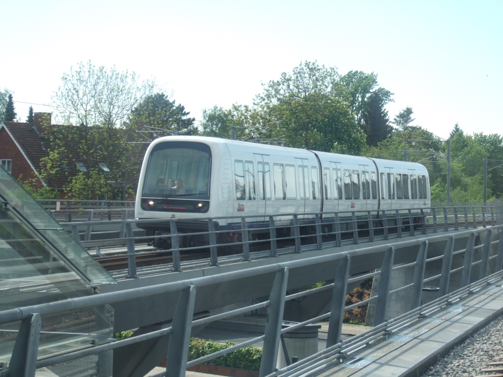 Ein moderner U-Bahnzug der Kopenhagener Metro, baugleich mit den Zügen in Thessaloniki.