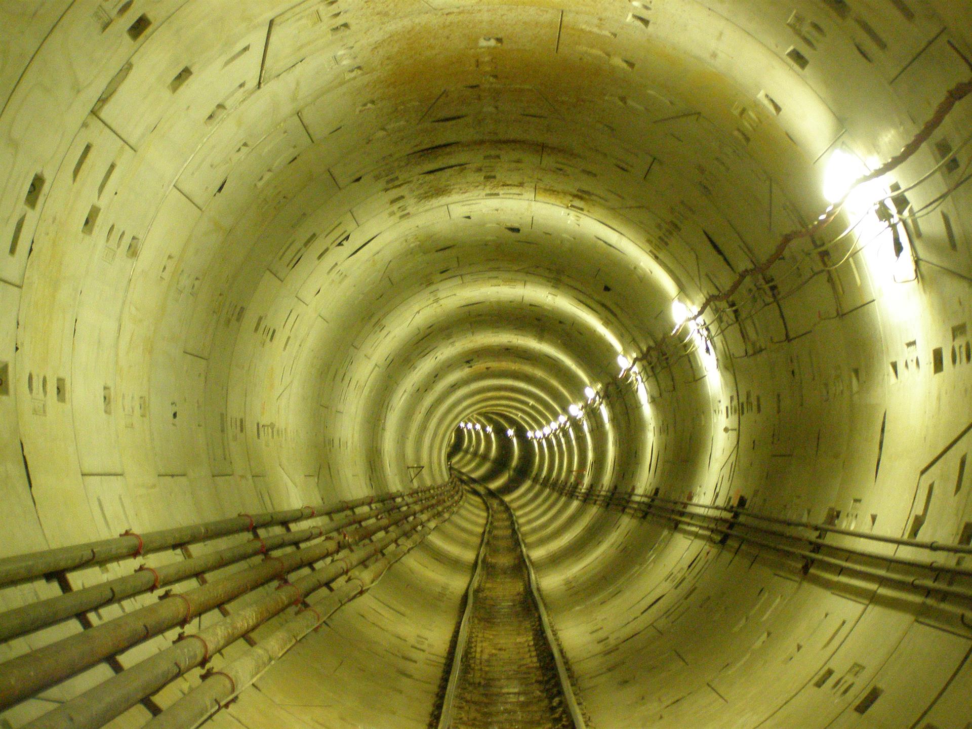 Tunnel der neuen Metro in Thessaloniki mit Gleisen und Beleuchtung. 