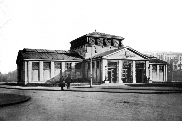 Frontalansicht des U-Bahnhof Wittenbergplatz