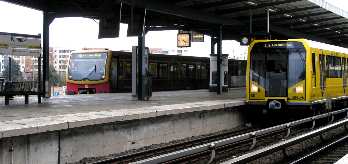 Bahnhof Berlin Wuhletal mit U-Bahn und S-Bahn am gleichen Bahnsteig.